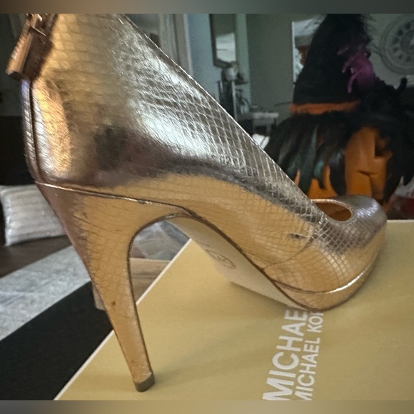 NWT- MICHAEL KORS ANTOINETTE PUMP SOFT PINK w/ORIGINAL BOX - Picture 6 of 7